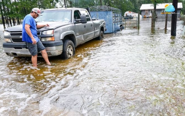 Flooding strands residents, cuts power and closes roads across Southeast Texas