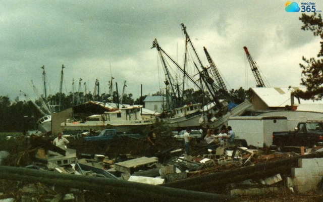 Hurricane Hugo destroys South Carolina