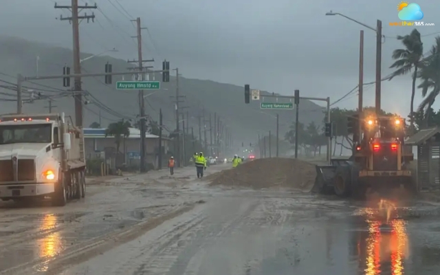 Emergency crews clear debris along Oahu’s west coast
